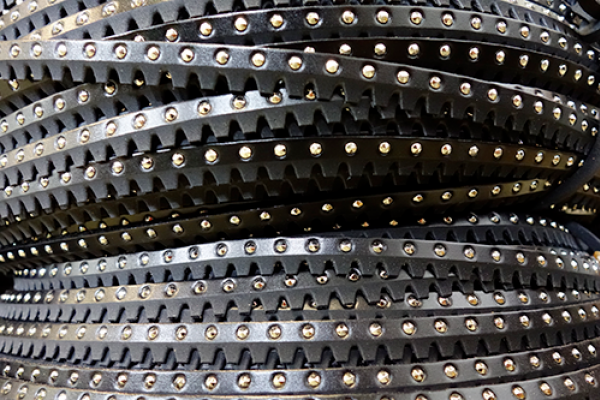 guardolo con borchie