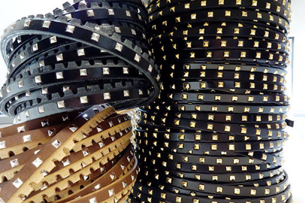 guardoli di cuoio con borchie